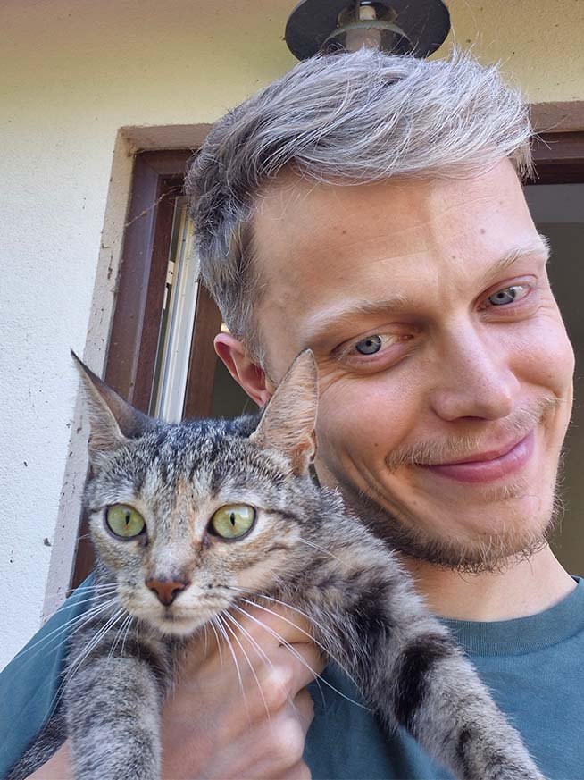 Profielfoto van vrijwilliger Daniël met kat Pringel